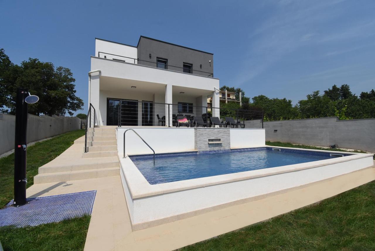 ميدولين Villa Tara, 4 Bedroom Villa With Heated Pool المظهر الخارجي الصورة